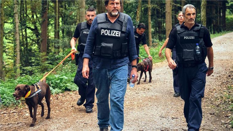 Tod in Seilbahngondel - „Tatort“-Ermittler suchen Flüchtige Friedemann Berg (Hans-Jochen Wagner) macht sich mit der Hundestaffel auf die Suche.