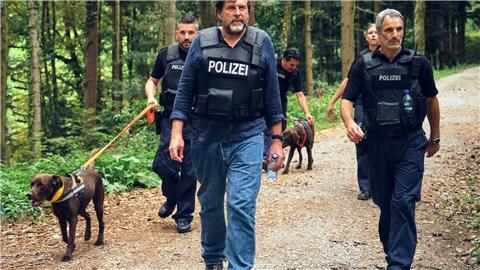 Friedemann Berg (Hans-Jochen Wagner) macht sich mit der Hundestaffel auf die Suche. 
