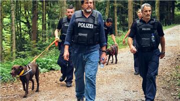 Friedemann Berg (Hans-Jochen Wagner) macht sich mit der Hundestaffel auf die Suche. 