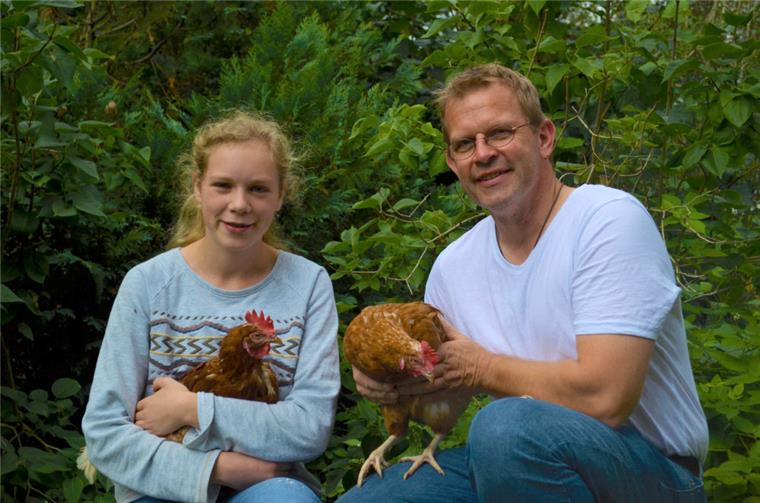 Leherheider Familie rettet zwei Hühner vor dem Tod Friederike und ihr Vater Florian Palme begrüßen ihre neuen Familienmitglieder - zwei Hühner.