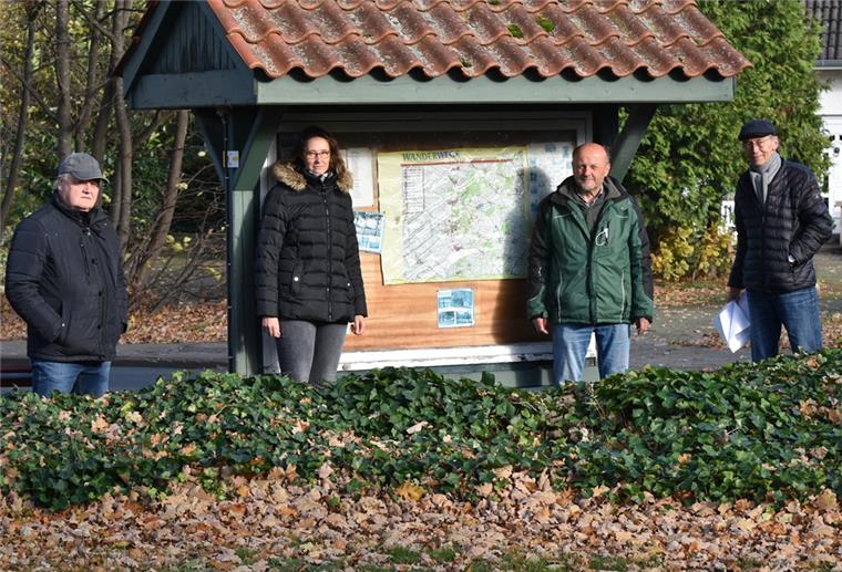 Friedhelm Budde, Almuth Wahlers, Werner Gerken und Gerhard Viohl (von links) aus der Langen Straße in Bülstedt haben im August 2018 Verträge über die kostenlose Bereitstellung von Glasfaser-Hausanschlüssen bei der EWE abgeschlossen. Während der Anschluss ihrer Nachbarn reibungslos vonstatten ging, passierte bei ihnen trotz diverser Schriftwechsel mit dem Unternehmen bislang nichts. Das soll sich jetzt aber ändern, verspricht die EWE.
