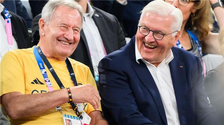 „Jetzt wollen wir Gold“: Tischtennis-Doppel steht im Finale Friedhelm Julius Beucher (l), Präsident Deutscher Behindertensportverband DBS, und Bundespräsident Frank-Walter Steinmeier sahen sich die Auftakt-Niederlage der deutschen Rollstuhlbasketballer an.