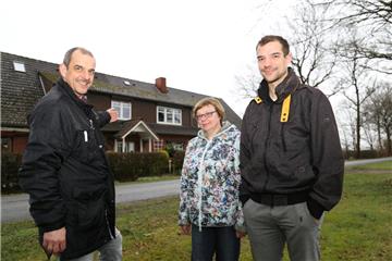 Friedhelm Werde, Birgit Werde und Christoph Werde (von links) wohnen im wohl südlichsten Haus des Kreises in Heine-Vosloge.