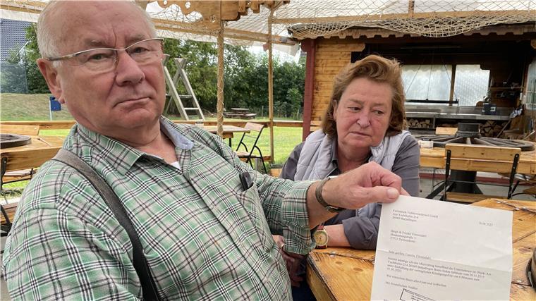 Wie der König der Schausteller vom Thron fiel Friedrich Finnendahl präsentiert das Kündigungsschreiben. Zum 1. März 2023 müssen er und seine Frau Birgit raus sein. Die Finnendahls schwanken zwischen Wut und Traurigkeit.