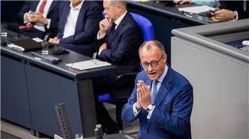 Friedrich Merz (r), CDU-Bundesvorsitzender und Unions-Fraktionsvorsitzender, spricht.