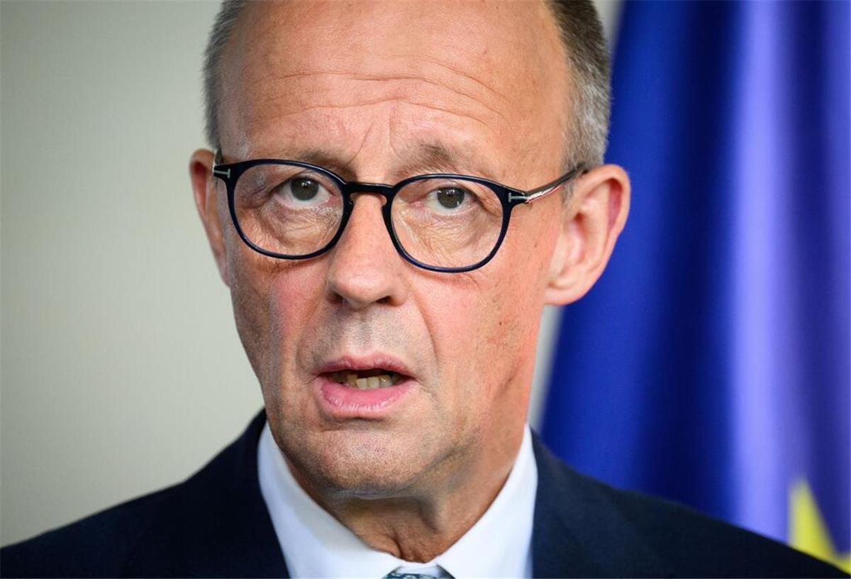 Merz will Renten-Regel kippen - und Tausende Senioren zum Weiterarbeiten bringen Bundeskanzler Friedrich Merz in einer Nahaufnahme. Er will ein Rentenverbot kippen.