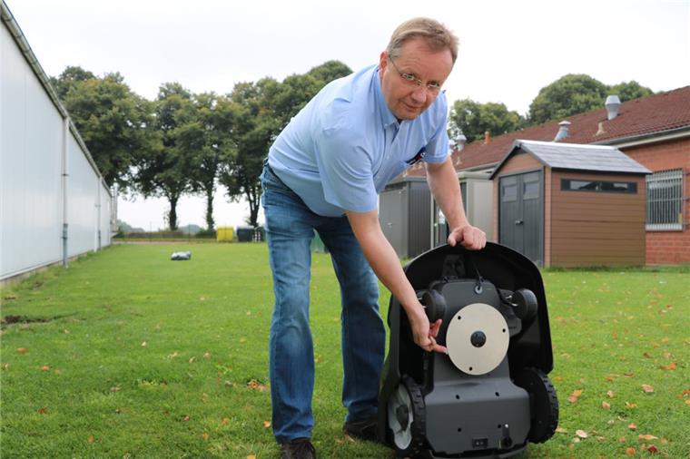 Sind Mähroboter eine rollende Todesfalle für Igel? Friedrich Meyerherm, Geschäftsstellenleiter des Raiffeisenmarktes Loxstedt, zeigt das patentierte Sicherheitssystem eines hochwertigen Mähroboters.