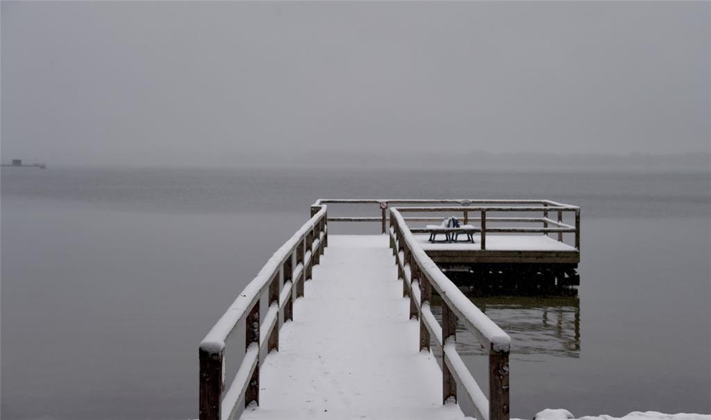 Frisch gefallener Schnee liegt heute auf einem Steg am Großen Plöner See in Plön (Schleswig-Holstein).Frisch gefallener Schnee liegt heute auf einem Steg am Großen Plöner See in Plön (Schleswig-Holstein).