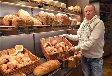 Ein Bäcker vor seinem Regal