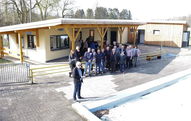 Frische Farbgebung, ein großes Vordach und holzverkleidete Sanitäranlagen bestimmen das neue Aussehen des Waldbads Bokel, das Beverstedts Bürgermeister Ulf Voigts den interessierten Gästen vorstellte.