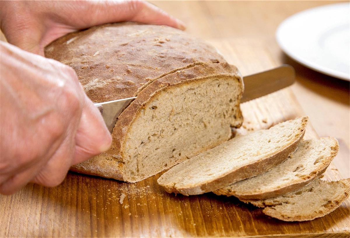 Bei feuchtheißem Wetter: Brot in Kühlschrank Frisches Brot wird im Kühlschrank zwar schneller altbacken, hält sich dafür aber länger.