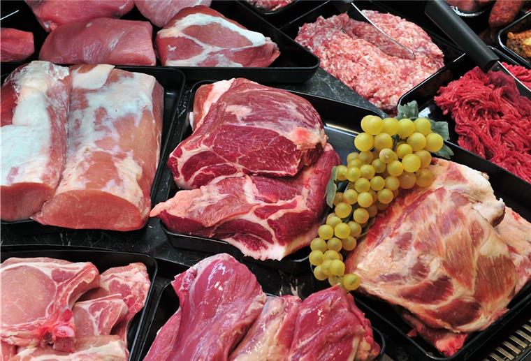 Frisches Fleisch liegt in einem Supermarkt. Nach Protesten von Bauern wird der Preis für diese Produkte nun teurer.