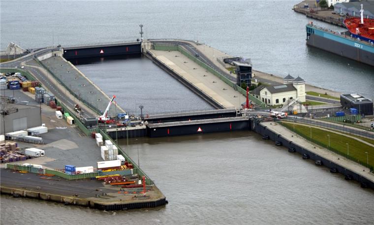 Frischwasser für den Hafen: Dafür werden heute die Tore der Kaiserschleuse geöffnet. 