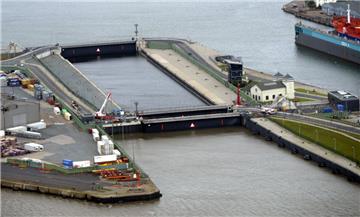 Frischwasser für den Hafen: Dafür werden heute die Tore der Kaiserschleuse geöffnet. 