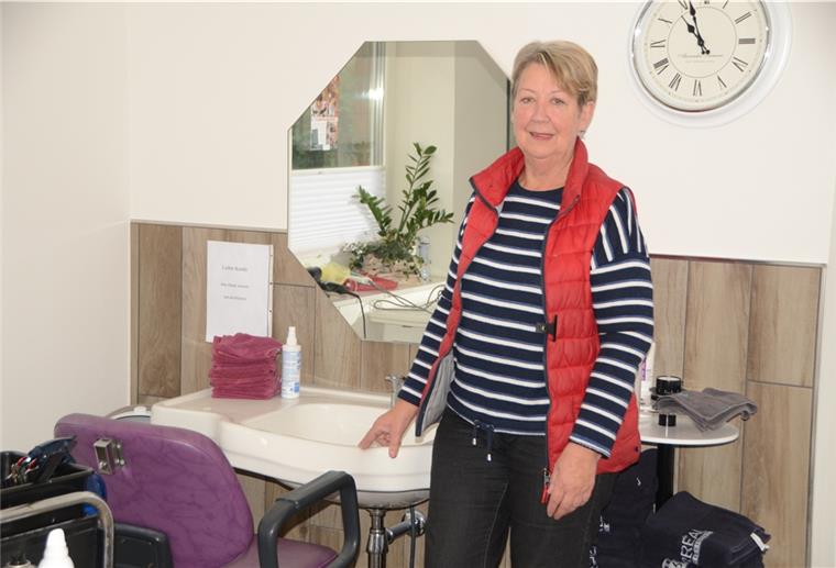 Kein illegaler Salon: Cuxhavener Friseurin mit Erfolg bei Gericht Friseurin Martha Ketelhut in ihrem kleinen Frisiersalon in ihrem Wohnhaus in Ihlienworth. Sie sah sich während des Lockdowns im April dem Vorwurf ausgesetzt, Kunden illegal frisiert zu haben.