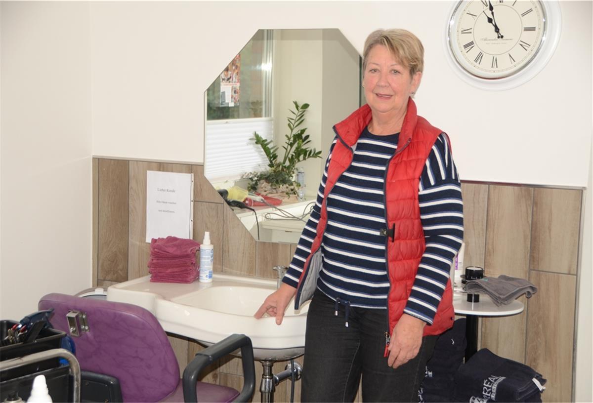 Friseurin Martha Ketelhut in ihrem kleinen Frisiersalon in ihrem Wohnhaus in Ihlienworth. Sie sah sich während des Lockdowns im April dem Vorwurf ausgesetzt, Kunden illegal frisiert zu haben.