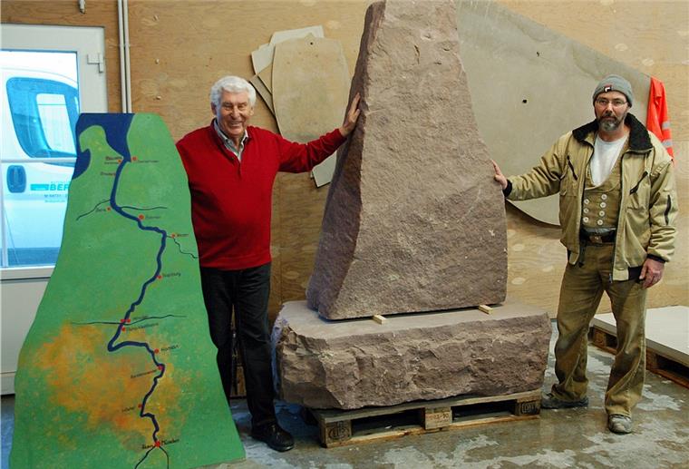 Fritz Jacob (links) ist der Initiator des Weserstein-Projekts. Unser Bild zeigt ihn mit dem Nordenhamer Steinmetzmeister Guido Berner.
