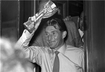 Fritz Walter nach dem Titelgewinn 1954 mit dem WM-Pokal.