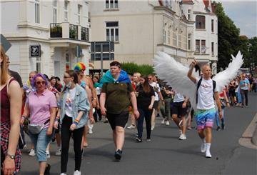Fröhlich und bunt: So ging es bei dem Umzug in Nordenham zu. Dort fand der 1. Christopher-Street-Day der Wesermarsch statt.