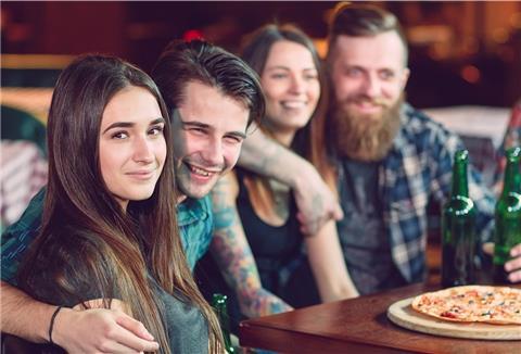 Gruppe junger Menschen in einem Restaurant.