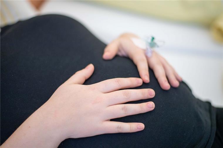 Froh, noch in Reinkenheide entbinden zu können: Die Risikoschwangere Corinna Burghardt (21) aus Geestland hält ihre Hände schützend vor ihren ungeborenen Nachwuchs.