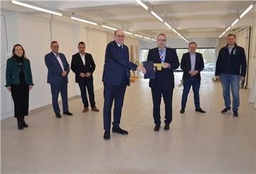 Frohe Gesichter bei der Schlüsselübergabe im künftigen Wir-Laden.