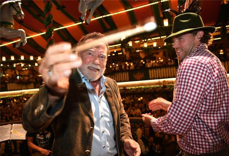 Schwarzenegger gibt auf der Wiesn den Takt an Frohgelaunt griff der „Terminator“ im Marstall-Festzelt zum Taktstock.