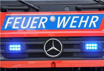 Frontblitzer leuchten an einem Feuerwehrfahrzeug.