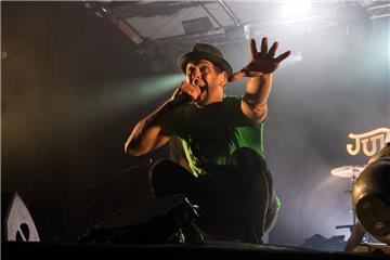 Frontmann Sven Lauer des Headliners Jupiter Jones überzeugte beim Festival „Rock den Lukas“ mit viel Elan und Bühnenpräsenz.