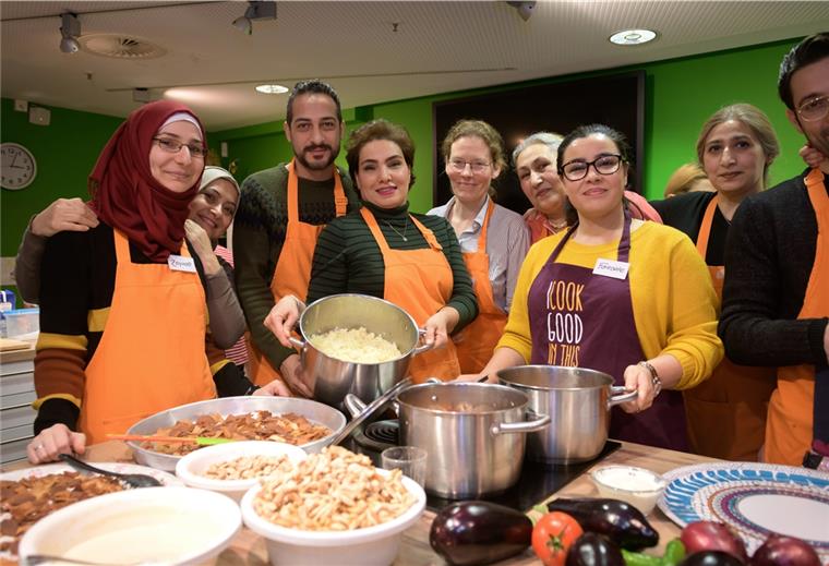 Frosta-Chefin Friederike Ahlers (Mitte) gemeinsam mit Teilnehmern des Projektes „Kochen über den Tellerrand“ im Klimahaus Bremerhaven 8° Ost.