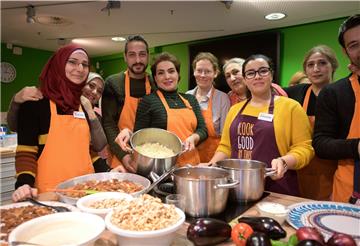 Frosta-Chefin Friederike Ahlers (Mitte) gemeinsam mit Teilnehmern des Projektes „Kochen über den Tellerrand“ im Klimahaus Bremerhaven 8° Ost.
