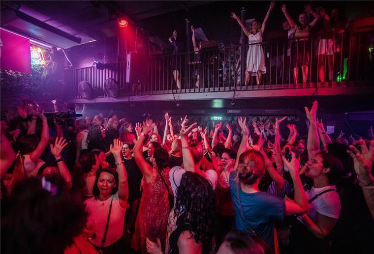 Neu in Langen: Das Party-Angebot speziell für Mütter Eine Gruppe feiernder Frauen.