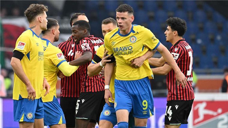 „Mit nichts zu entschuldigen“: Rote Karte entscheidet Derby Frühe Rote Karte: Braunschweigs Erencan Yardimci (2.v.r.) muss gegen Hannover schon nach 20 Minuten vom Platz.