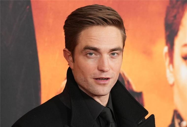 Robert Pattinson schlief monatelang in aufblasbarem Boot Früher genügsam in Sachen Möbel - heute gefragter Interviewpartner für ein Nobel-Architekturmagazin: Schauspieler Robert Pattinson.