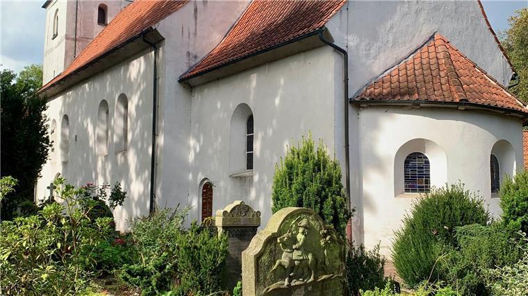 Radtour durch die Weite zum Weltdorf Worpswede Früher nur mit dem Boot zu erreichen: die Kirche Heiliger Georg im Lande der Gräser der Gemeinde St. Jürgen.