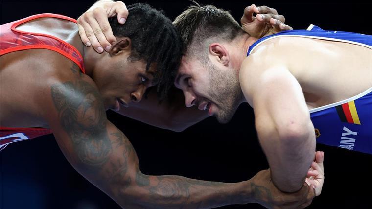 Thiele scheitert: Deutsche Ringer bleiben ohne Medaille Frühes Aus: Erik Thiele (r.) scheiterte bei den Olympischen Spielen im Achtelfinale.