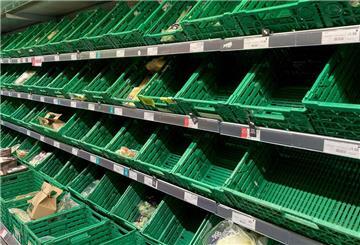 Leere Regale in der Gemüseabteilung eines Co-op-Supermarkts.