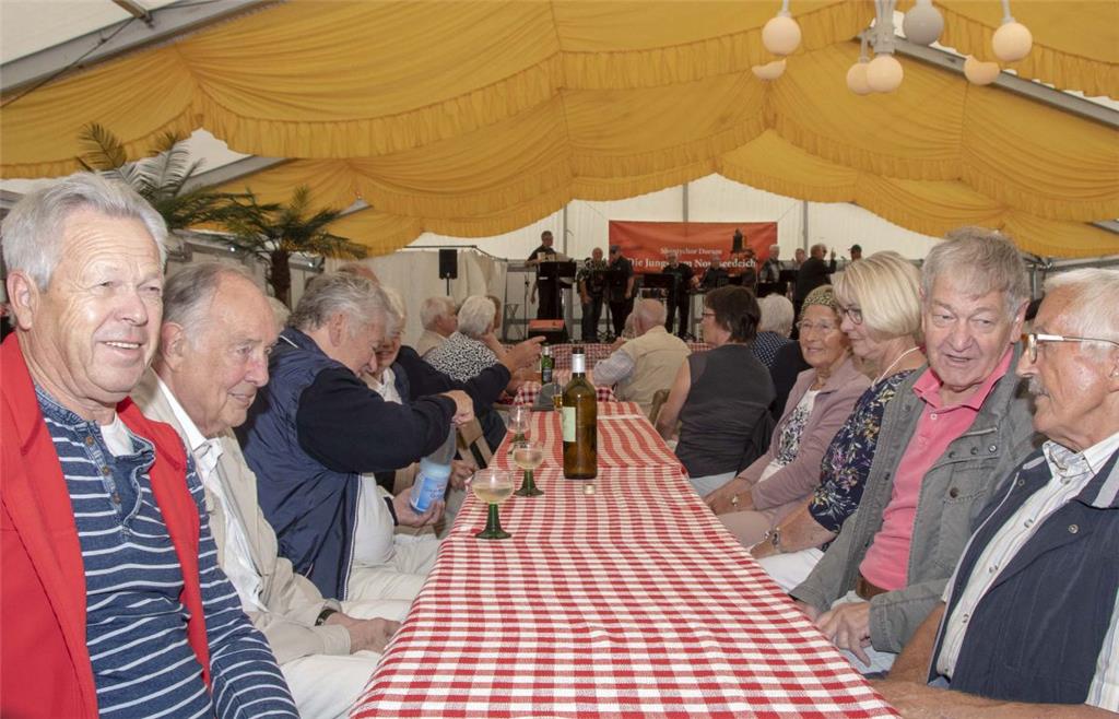Frühschoppen im Festzelt. Und dazu unterhielt der Shantychor Dorum die Gäste. Fo...