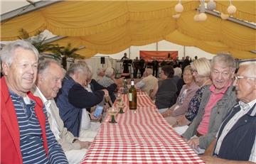 Frühschoppen im Festzelt. Und dazu unterhielt der Shantychor Dorum die Gäste. Fo...