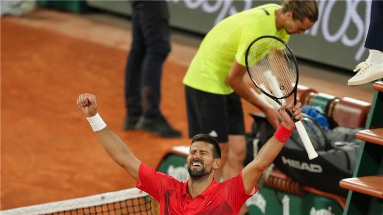 Grand-Slam-Titel in weiter Ferne: Zverev läuft Zeit davon Frust bei Alexander Zverev, Jubel bei Novak Djokovic nach dem Viertelfinal-Kracher in Paris.