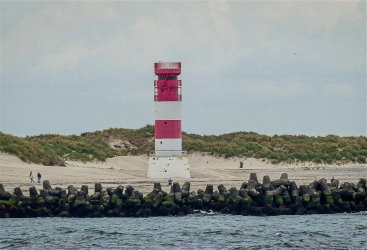Nordsee-Inselhopping: Warum der Tagesausflug schnell zur Geduldsprobe wird Kleine Inselrundfahrt inklusive: Während der Fahrt hat man einen guten Blick auf Helgoland und die Düne. Außerdem auf den berührten Felsen "Lange Anna".