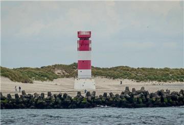 Kleine Inselrundfahrt inklusive: Während der Fahrt hat man einen guten Blick auf Helgoland und die Düne. Außerdem auf den berührten Felsen "Lange Anna".