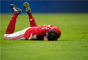 Frust pur: Javier Martinez von München liegt nach einer vergebenen Torchance am Boden.