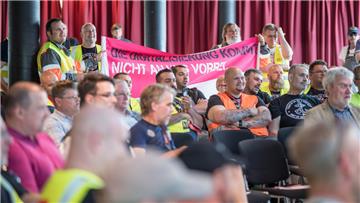 Frust über die Entwicklung auf dem Terminal: Mehrere Hundert Hafenarbeiter nutzten das SPD-Forum in der Stadthalle, um vor Unterwanderung der Tariflöhne zu warnen.  Fotos: Hartmann