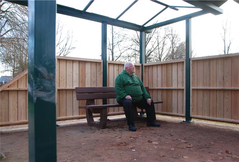 Hagen: Senior fühlt sich „eingesperrt“ im neuen Pavillon Fühlt sich unwohl im neuen Pavillon: Hans-Jürgen Siebert kann nicht verstehen, dass die Gemeindeverwaltung Hagen den neuen Unterstand in „Goldmann‘s Saal“ mit einer rund 1,50 Meter hohen Holzverkleidung versehen hat.