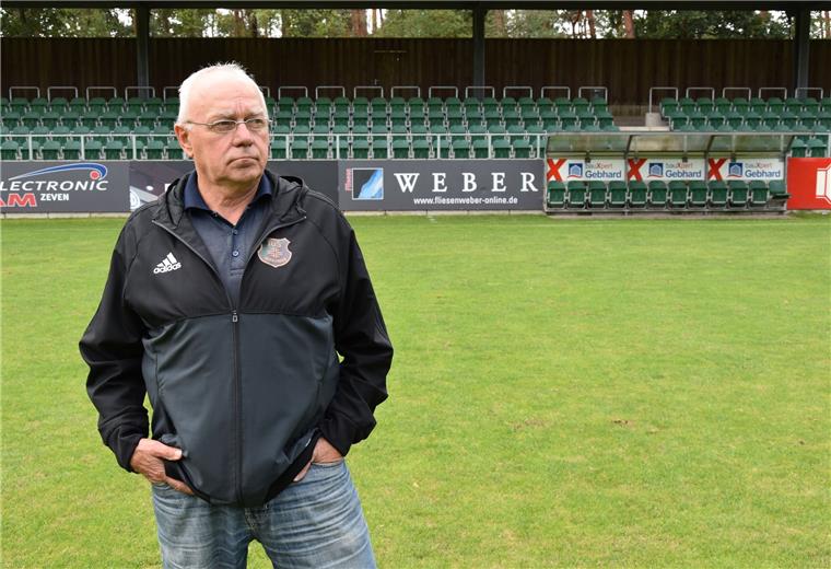 Für Bernhard Eckhoff geht der Albtraum weiter Fühlt sich von Politik und Verbänden im Stich gelassen: Der TuS-Vorsitzende Bernhard Eckhoff vor der Tribüne des Heeslinger Waldstadions.