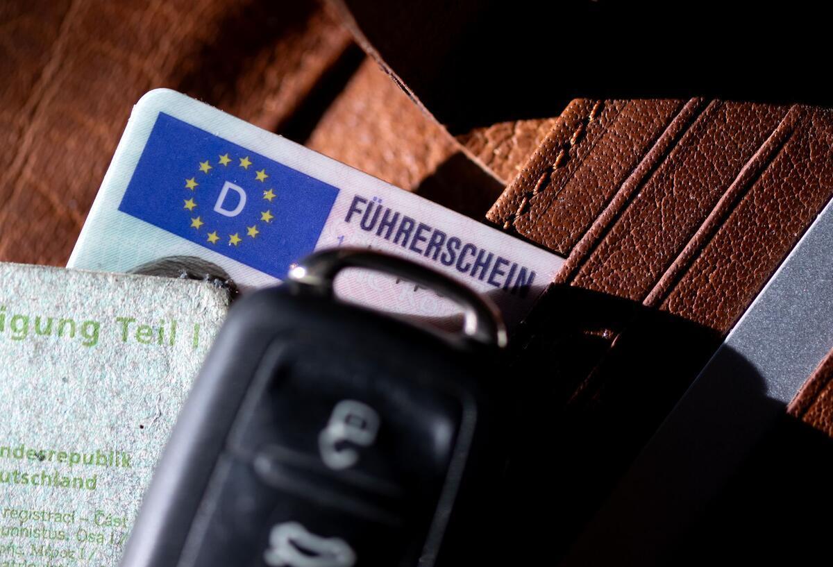 Ein Führerschein und ein Autoschlüssel.
