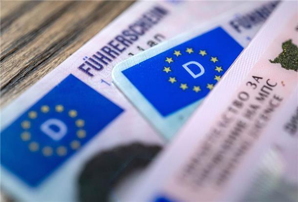 Ein bulgarischer und zwei deutsche Führerscheine liegen auf einem Tisch.