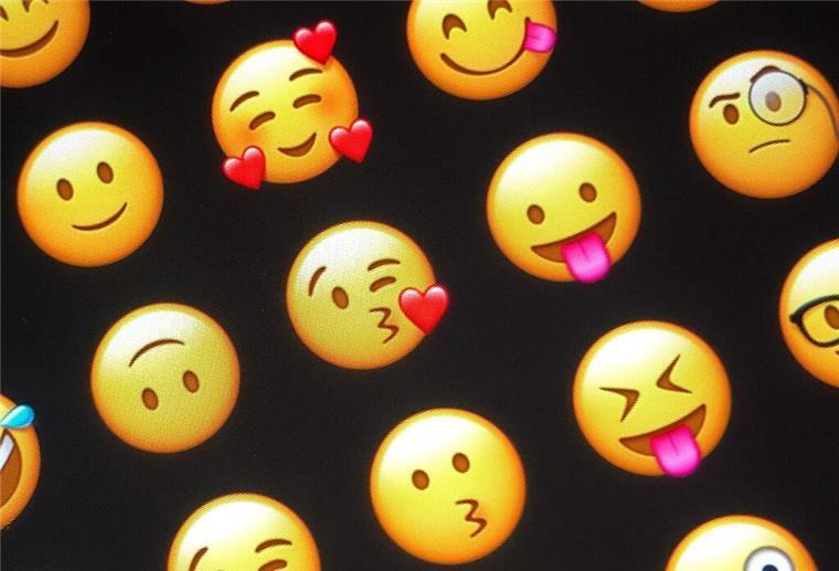 Emojis: Fast jeder Deutsche nutzt sie - doch noch immer sorgen sie für Verwirrung Fülle von Möglichkeiten: Emojis auf einem Smartphone (Archivbild)