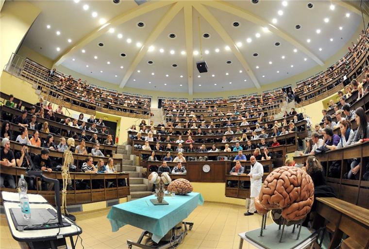 Ausschuss prüft: Medizinstudium auch im Land Bremen? Füllen Medizin-Studenten auch bald im Land Bremen die Hörsäle? Im Wissenschaftsausschuss wurde heute ein Entschluss gefasst.